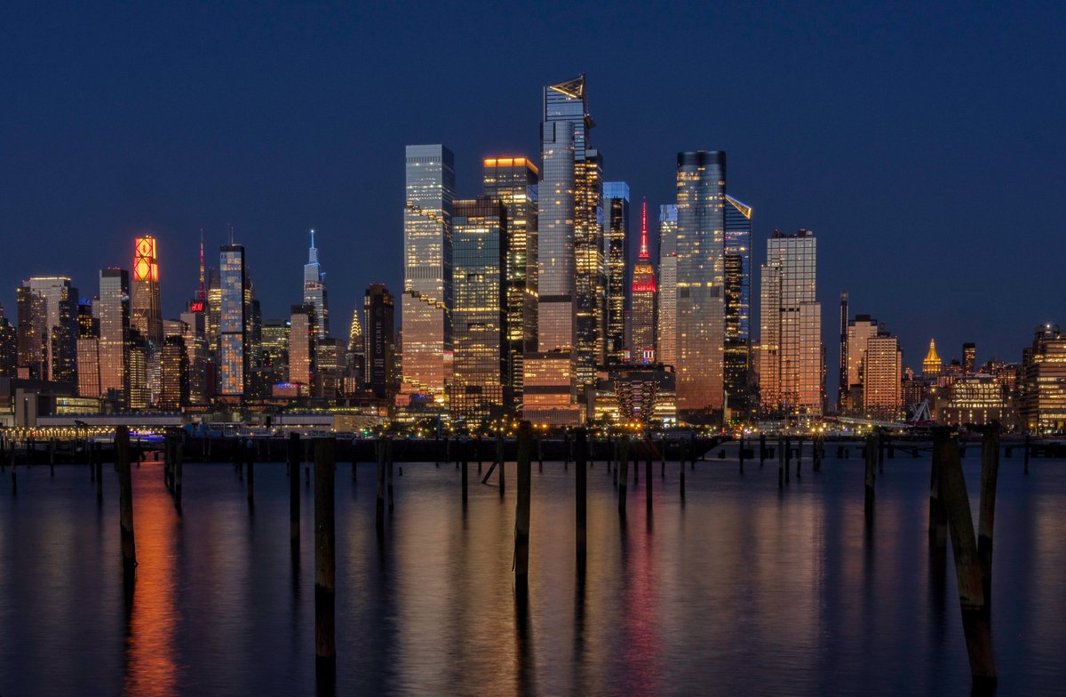 GaryHershorn's tweet photo. The Empire State Building and the JPMorgan Chase headquarters illuminate in the colors of the flag of Spain to mark its victory over Argentina in the FIFA World Cup 2026 final in New York City, Sunday evening #newyorkcity #nyc #newyork @SEFutbol @rfef @FIFAcom #Fifaworldcup2026 https://t.co/De5XPEQusF