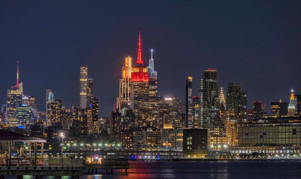 GaryHershorn's tweet photo. The Empire State Building and the JPMorgan Chase headquarters illuminate in the colors of the flag of Spain to mark its victory over Argentina in the FIFA World Cup 2026 final in New York City, Sunday evening #newyorkcity #nyc #newyork @SEFutbol @rfef @FIFAcom #Fifaworldcup2026 https://t.co/De5XPEQusF