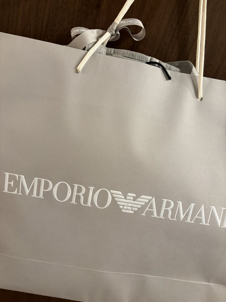 sddear1018's tweet photo. 昨日、とても良い買い物ができました。
2枚目はお会計とお渡しの間に頂いたジェラート。 https://t.co/4lJwjjfAzF