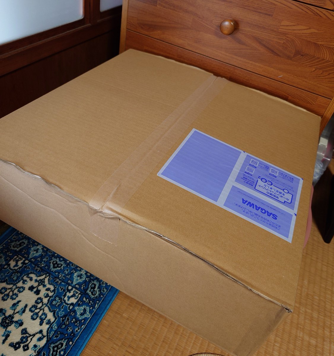 EzwDxjtlkhK2wuL's tweet photo. プレゼント用にパン買う話をしたら職場人も欲しいって言ってくれて、送料無料になるしラッキーっと嬉々として注文して届いたんだけど、見たことないくらい大きい箱でウケる🤣🤣
タンスの幅とほぼ同サイズ🤣🤣 https://t.co/PcDp20LmQN