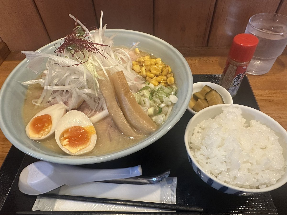 ryutinLosingo's tweet photo. たんぽぽラーメン @上越市三和区

みそチャーシューメン大盛 白髪ネギ 味玉 ライス小

本日のサラメシ🍜

シャバは連休だからか開店から家族連れで大盛況です

こちらで特筆すべきは炊き立てご飯と自家製の漬けもんが美味いことです

今日もガッツリいただきごちそうさまでした🙏🏻 https://t.co/ITlibWkeqB
