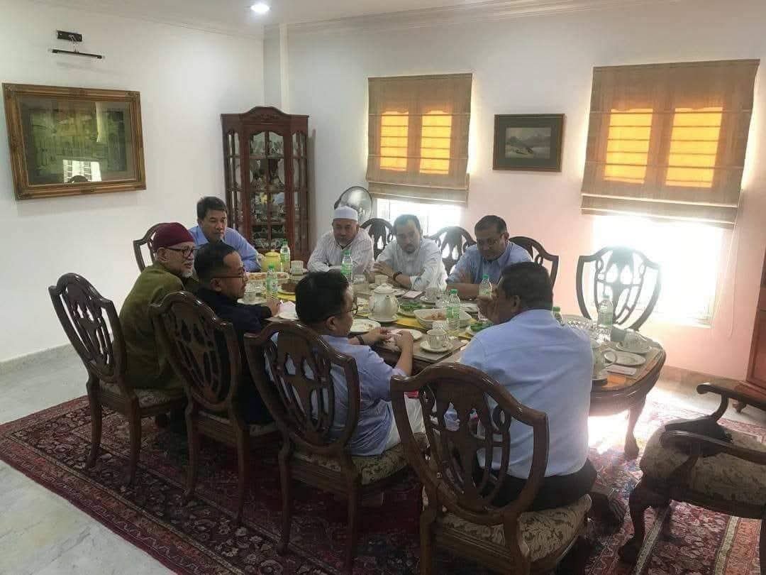 mynewshub's tweet photo. Kita faham la kenapa ada pihak tu panas hati dengan Tok Mat....

Sebab beliau dalam masa yang singkat berjaya gerakkan sesuatu yang sebelum ini agak susah....

Muafakat Nasional 2.0 yang 
INSYA-ALLAH akan dibawa sampai ke PRU16  tidak lama lagi....

Hebatnya Tok Mat....kecuali untuk seorang dua pemimpin kecil...pemimpin utama parti-parti komponen bersetuju dengan tindakan beliau....

Percaturan politik yang hampir sempurna...

Presiden UMNO, Datuk Seri Dr Ahmad Zahid Hamidi pun memberikan sokongan padu....

Sebab kejayaan Tok Mat melaksanakan yang sukar....mungkin geng lagi satu jadi benci dan kurang senang dengan beliau....

Takpe....pedulikan geng tu....

Kita rakyat teruskan beri sokongan...1 Ogos penduduk N9 pastikan undi calon BN dan PN di sana....

Bersama kita selamatkan N9 dan langkah pertama selamatkan kerajaan persekutuan....ayuh!