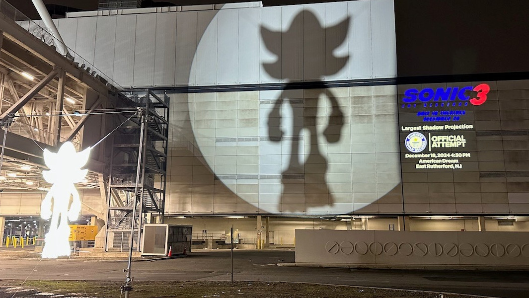 CrystalDiamondC's tweet photo. Just remembering when they lit up the world for the trailer of #SonicMovie3 in August of 2024
AND
set the Guinness World Record for the largest shadow projection 2 days before the film's cinematic release https://t.co/yIYNtDzBAR
