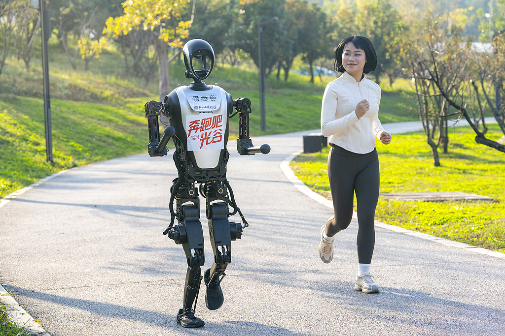 CRIGerman1's tweet photo. Chinas Roboterindustrie wächst weiter: Der Marktanteil heimischer Industrieroboter liegt erstmals bei über 50 Prozent. Mehr als zwei Millionen Roboter sind bereits im Einsatz und rund zwei Drittel der weltweiten Roboterpatentanmeldungen stammen aus China. (toutiao, zhengcheng) https://t.co/VgRl1IxDr2