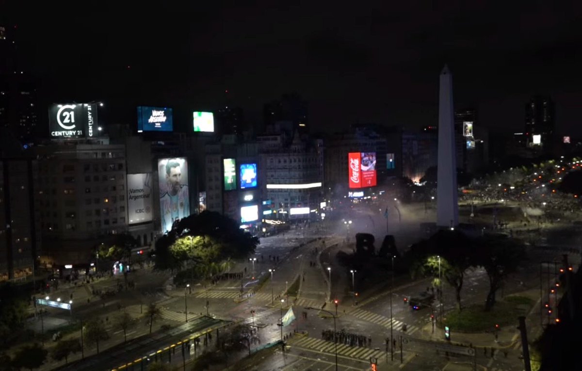 MiniNestor's tweet photo. Se creen dueños de un país que odian.
Odian a su patria, a su pueblo.
Triste postal de la represion policial de Jorge Macri y Javier Milei a los festejos por el subcampeonato. https://t.co/jByjcGo6tO