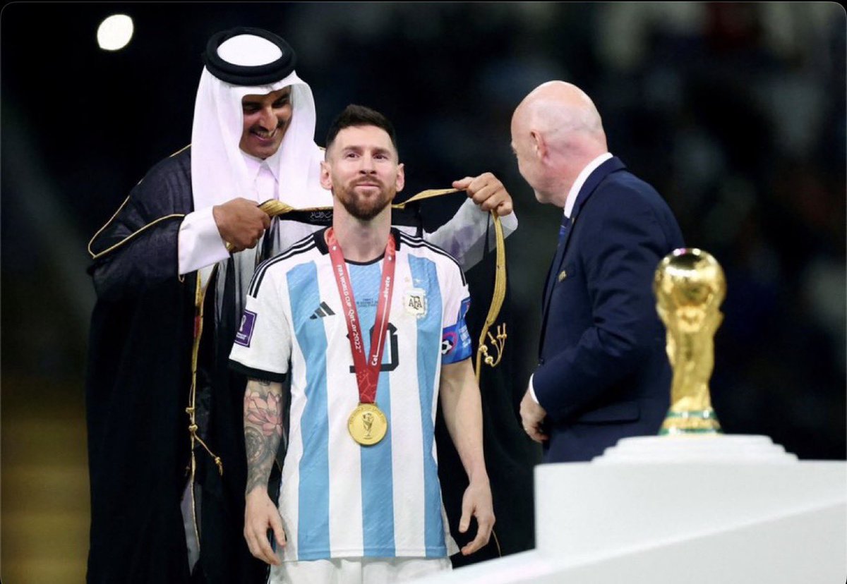 oss54_'s tweet photo. يكفيه بشتُ تميمٍ فوقَ منكبهِ
والمجدُ في قطرٍ ما زالَ يُروى لهُ #كاس_العالم #ميسي https://t.co/bL0xMbY1Bz