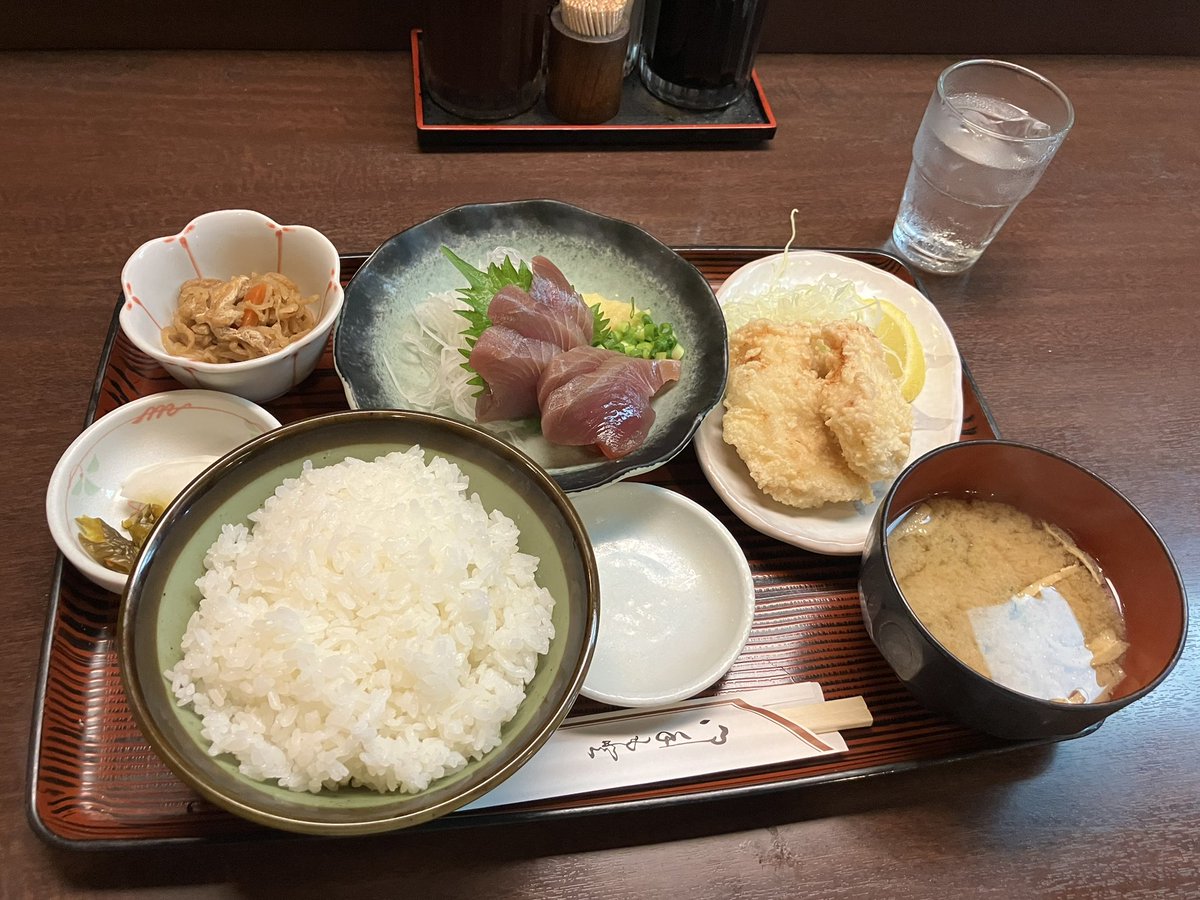 iketti1971's tweet photo. 遊食家 楽（綾瀬）
足立区ではお馴染みパンダグループが運営する居酒屋。定食がお手頃価格でいただけます。毎朝足立市場から仕入れられた魚を味わえる。画像はカツオ刺しと鶏の塩唐揚げ定食（1,150円） https://t.co/V4QsHVUx99