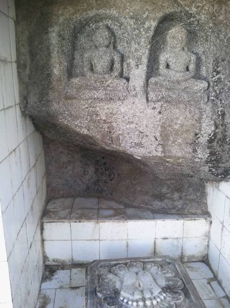 Jain_Itihaas's tweet photo. हाल ही में गिरनार की 4थी टोंक पे मौजूद जैन प्रतिमा को औघड़ की प्रतिमा बोल के रंग पोत दिया गया पुलिस और @ASIGoI कुछ नहीं कर रही हे पूरे गिरनार पे ऐसी कई जैन प्रतिमाएं बनी हुई हे जिनको ये लोग कनवर्ट करना चाहते हे ताकि जैन इतिहास पूरी तरह मिटा सके गिरनार से 

#ProtectGirnarfromEncroachment