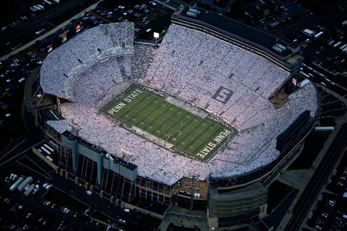 WhiteOutFB's tweet photo. The best stadium on planet Earth https://t.co/FmYS9QOJhs