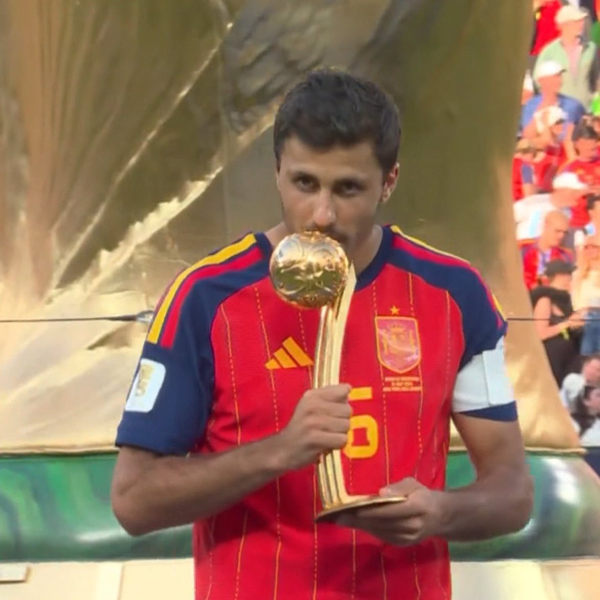 Steven_PSG44's tweet photo. @Jozen91 @ActuFoot_ Je crois qu'il a pas gagné ce trophée 🤣 https://t.co/msjAKEnXXQ