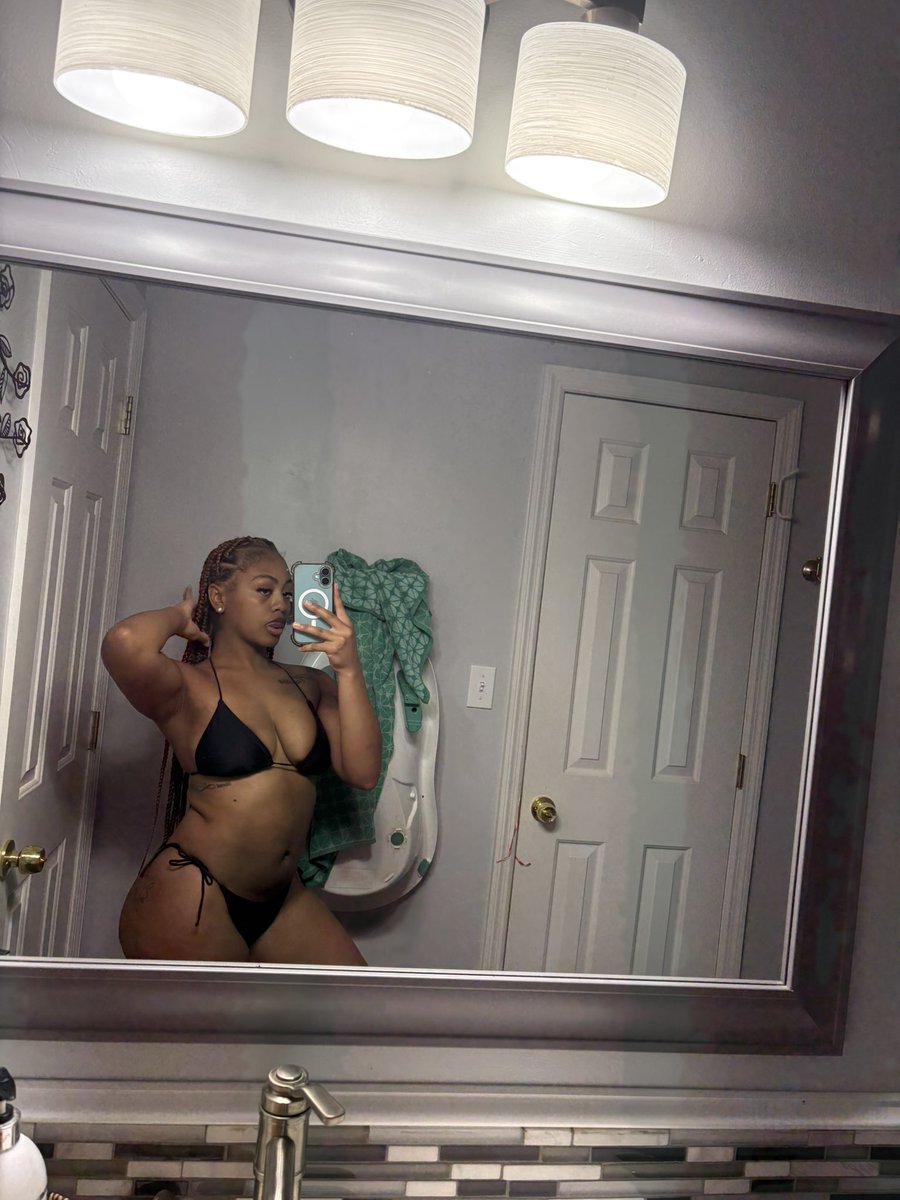 Ariyiannaaa's tweet photo. A simple black bikini does it everytime😩🫣 #sexy #black #bikini #España https://t.co/hyFDZu6bat