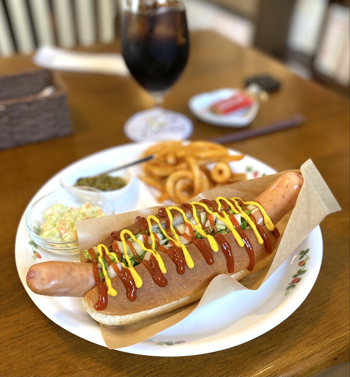 kent_02's tweet photo. cafe &amp;garage liberty

ホットドッグ🌭
ガレージにお宝いっぱい
夢のような空間

#リバティ　#ホットドッグ https://t.co/t3hqy70IKJ