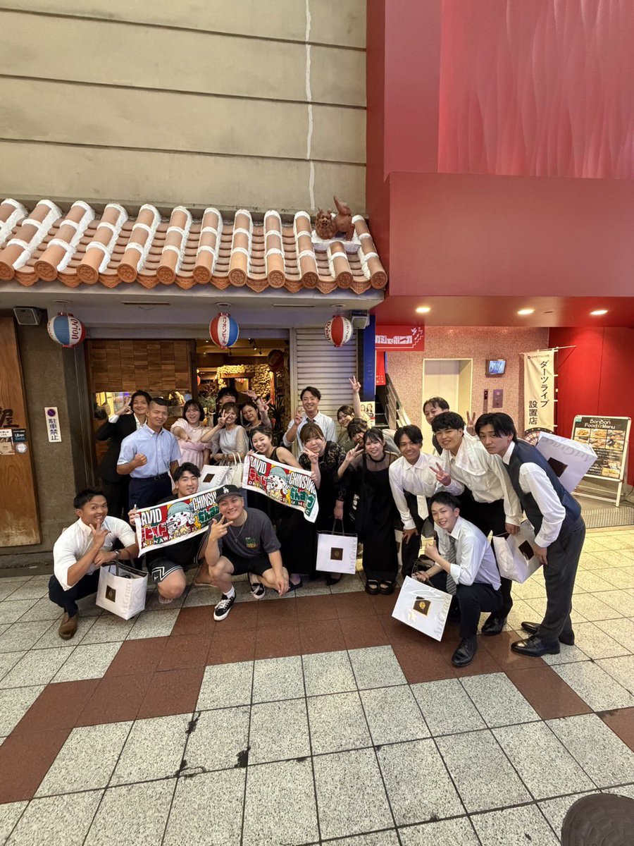 debichin_magic's tweet photo. 夜は居酒屋ライブにも二次会でみんな来てくれたー！���！ https://t.co/XiFK5BVsaP