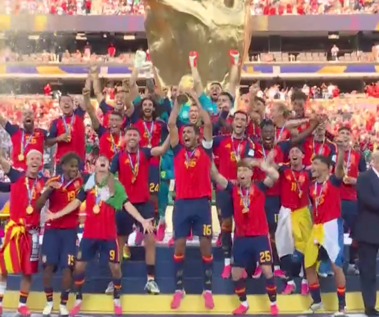 nagatoazul's tweet photo. 🇪🇸 🤝 🇨🇱
Ganarle una final a los argentinos en el MetLife Stadium. https://t.co/Ke2BcFbo6C