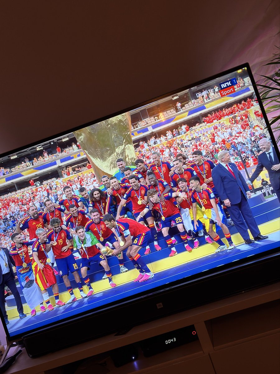 mariesolhaug's tweet photo. Så jævli!!! Få den mannen bort! Til og med Infantino prøver. LATTERLIG!!!! https://t.co/i7uPHGelxC