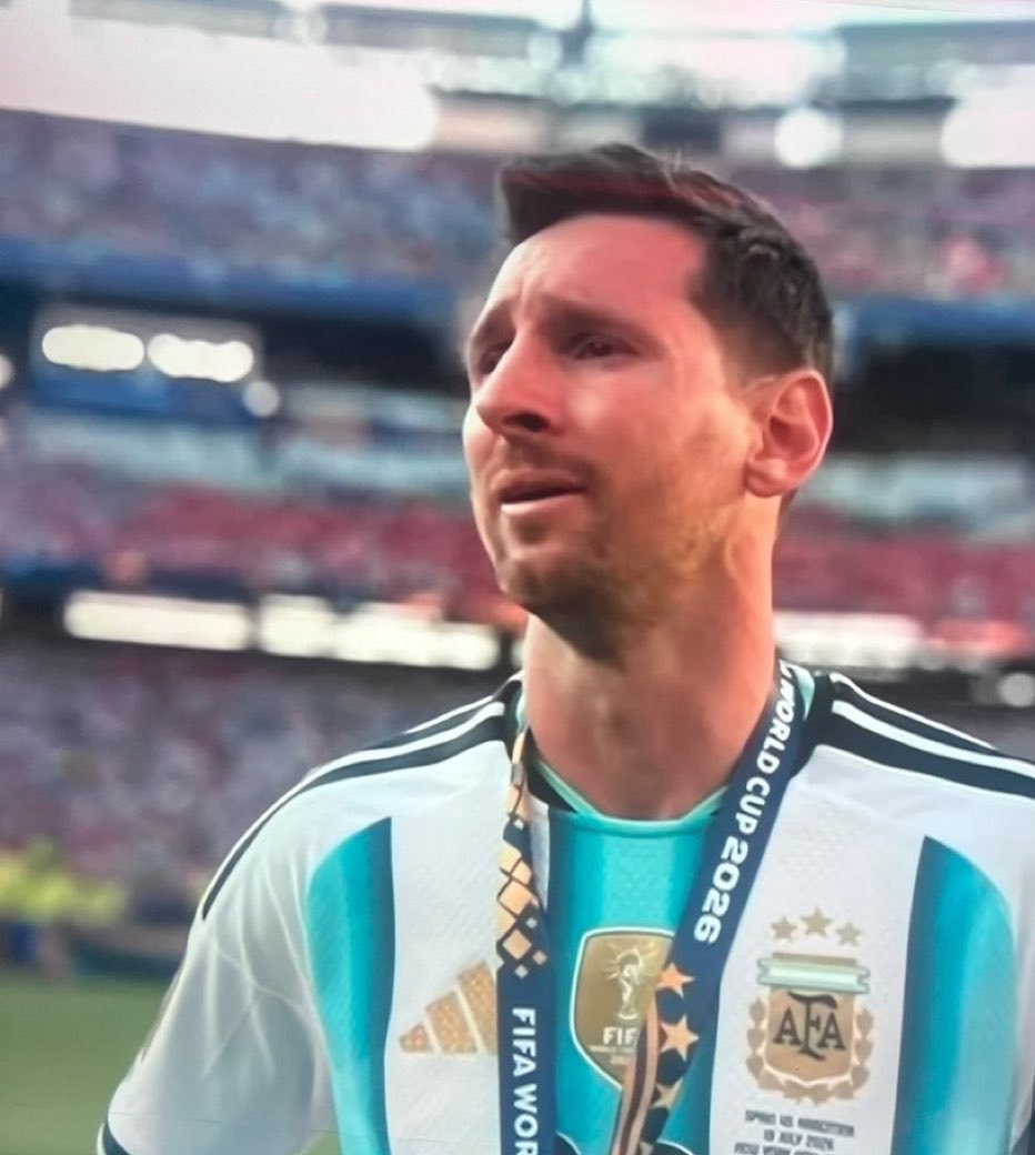 Wlapperrrrr's tweet photo. As a Ronaldo fan it's sad to see Messi like that, no matter who you prefer these two were our childhood.

Even if you made me suffer a lot, thank you for all those years and beatiful hate watches ❤️ https://t.co/6HN2xmYamd