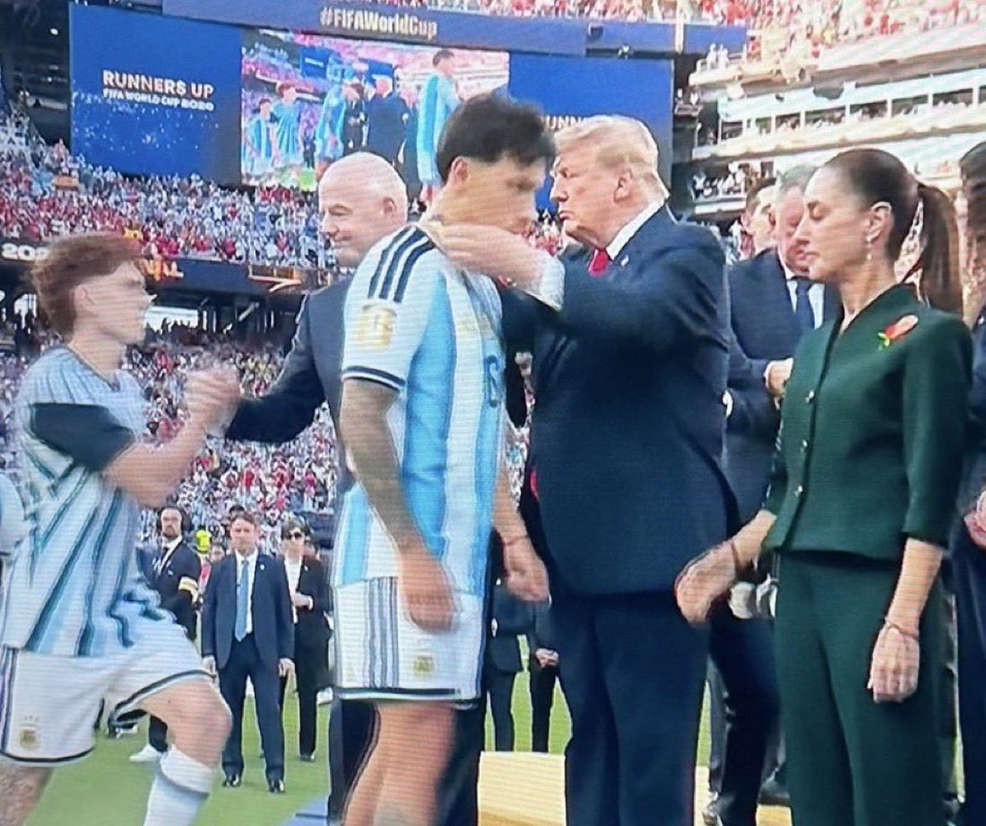 Juli3CGallagh3r's tweet photo. LICHA MARTÍNEZ ACEPTÁNDOLE LA MEDALLA A TRUMP PERO SIN DARLE LA MANOOOOOO. FECUNDAME, AMORRRRRR, QUE PERÓN DIJO QUE GOBERNAR ES POBLAR https://t.co/4Qc2aFF8Md