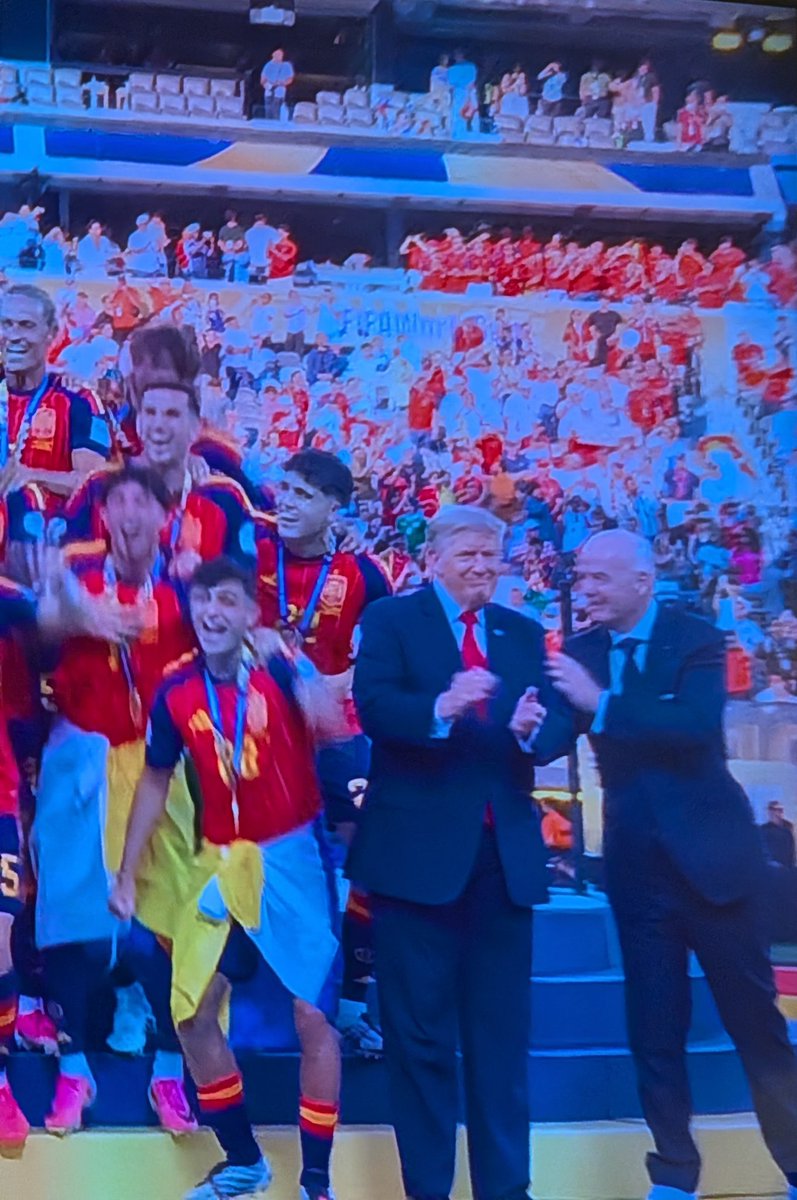 clivetheunicorn's tweet photo. No Donny you didn't win, this way please #worldcupfinal #esparg https://t.co/5ciQJSgO0X