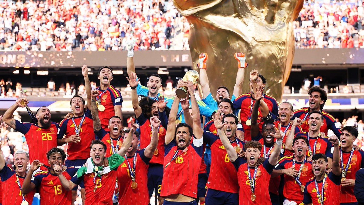 mundopelotanet's tweet photo. España se convierte en el primer país de la historia en ser CAMPEÓN en simultáneo de la Copa del Mundo femenina y masculina.

El fútbol español está marcado época. 🏆🏆🇪🇸 #FIFAWorldCup https://t.co/HP1evvBmI8