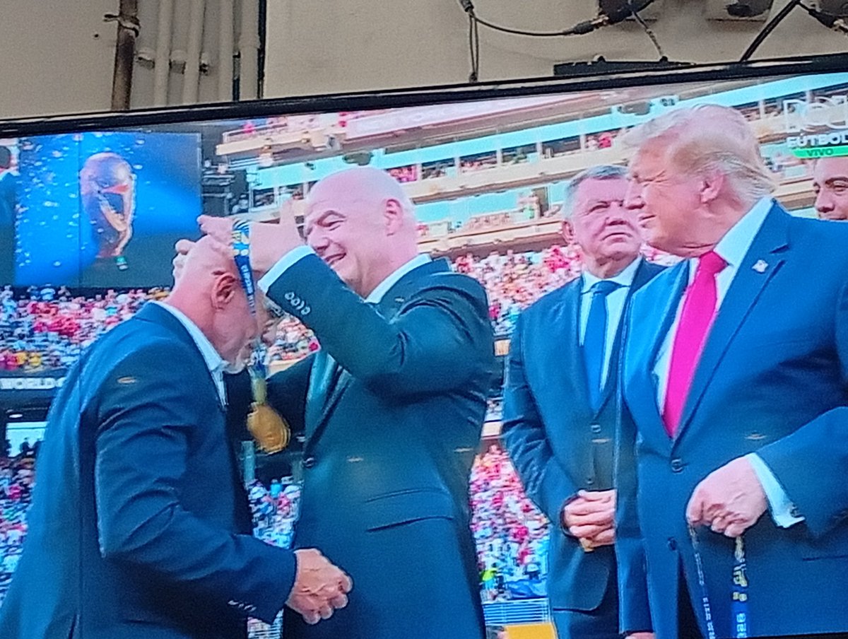 rafapachecop's tweet photo. En Periquero Mayor Colombiano , En medio de la respectiva Trabaja dominical , está demorando en escribir en Twitter que demandará a la @FIFAcom y a Gianni Infantino por permitir que @realDonaldTrump  entregara medallas a los Campeones Españoles . https://t.co/DJ5fjvlawL