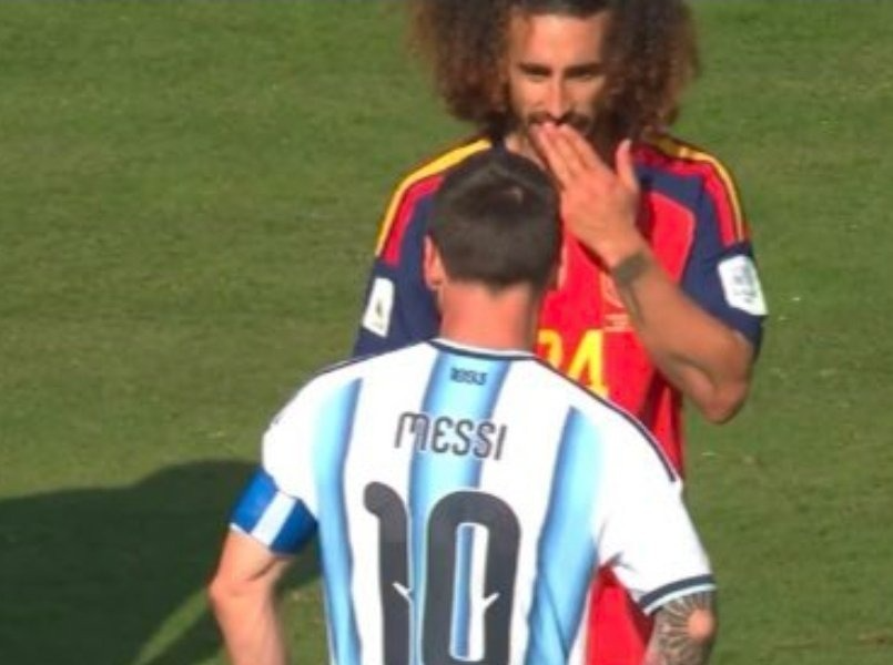 NeummanX73979's tweet photo. @MadridPreeti covering his mouth should be instant red card by the rules https://t.co/XHOpLv7ZOI