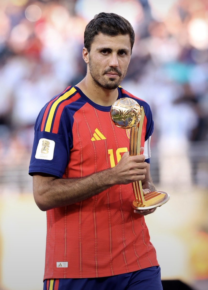 g1dhm's tweet photo. ابو تريكة يصيح ويقول رودري ما يستحق كحل عينك بس وشوف الملك 👑 https://t.co/ESpwR1a4SB