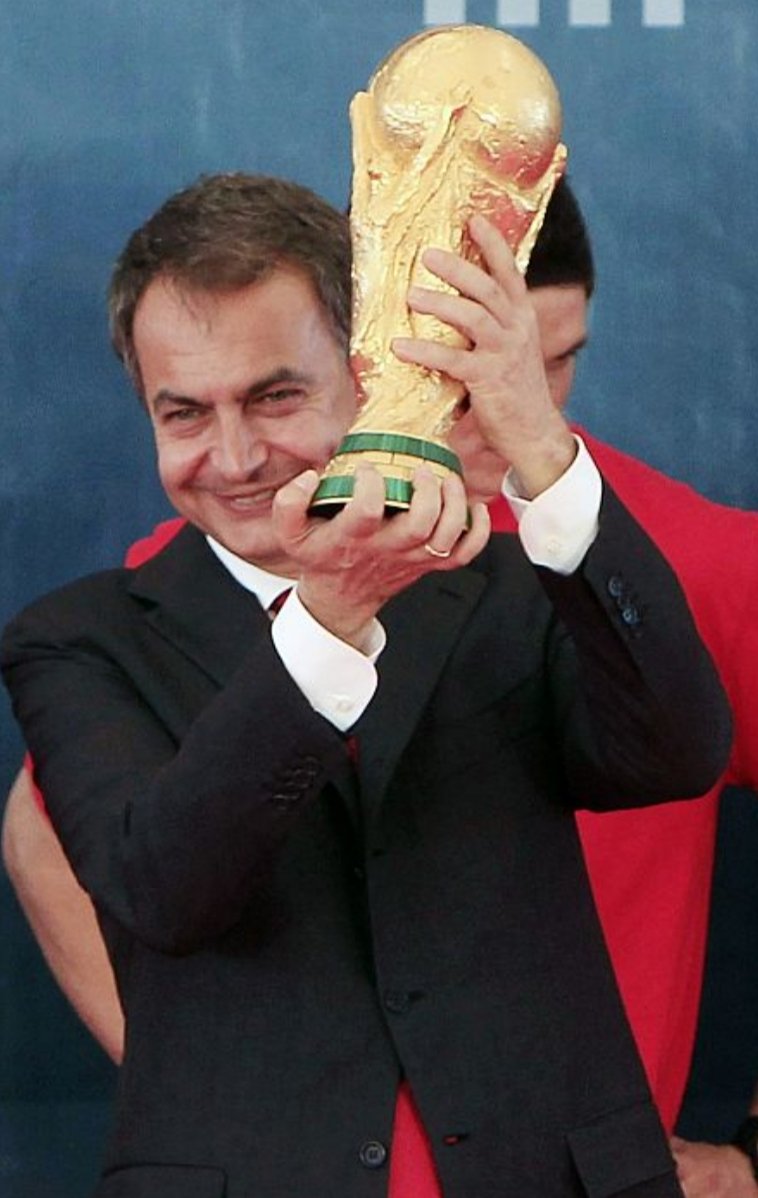diosmay1's tweet photo. @oscar_puente_ El mundo se ha teñido de Rojo 🌹
Otra vez!!🏆🏆 https://t.co/dVxQrArX9D