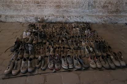 _Maurice_17's tweet photo. @FCOJP1417 @mikemaquinadel A ver si la próxima juegan con estos botines monito de mierda te das cuenta lo asqueroso que sos que rezabas porque argentina pierda que triste tu vida te hubieras matado antes de que te maten los narcos pedazo de meximono sucio salga muros que seguro tu tío murió en la frontera https://t.co/L7j9LNHhW0