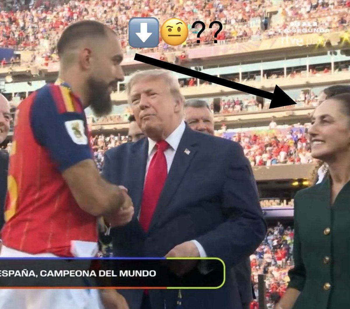KARDONA85's tweet photo. Como le debe joder a @realDonaldTrump que España gane el mundial 🤣🤣🤣grande @BorjaIglesias9 dando le la mano a Trump rápido y casi sin mirarle a la cara. https://t.co/u0Ljg9X179