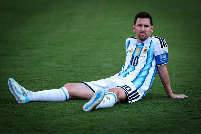 gusty_lopez's tweet photo. Qué sorpresa fue este Mundial de Messi. Qatar 2022 parecía ser el final de todo, la despedida de sus mejores días. Pero 4 años después Leo volvió al escenario mundialista; metió 8 goles, 4 asistencias, fue MVP en 5 partidos, eliminó a Inglaterra y llevó a Argentina a una nueva final.  

Con 39 años el tipo jugó tres alargues completos.