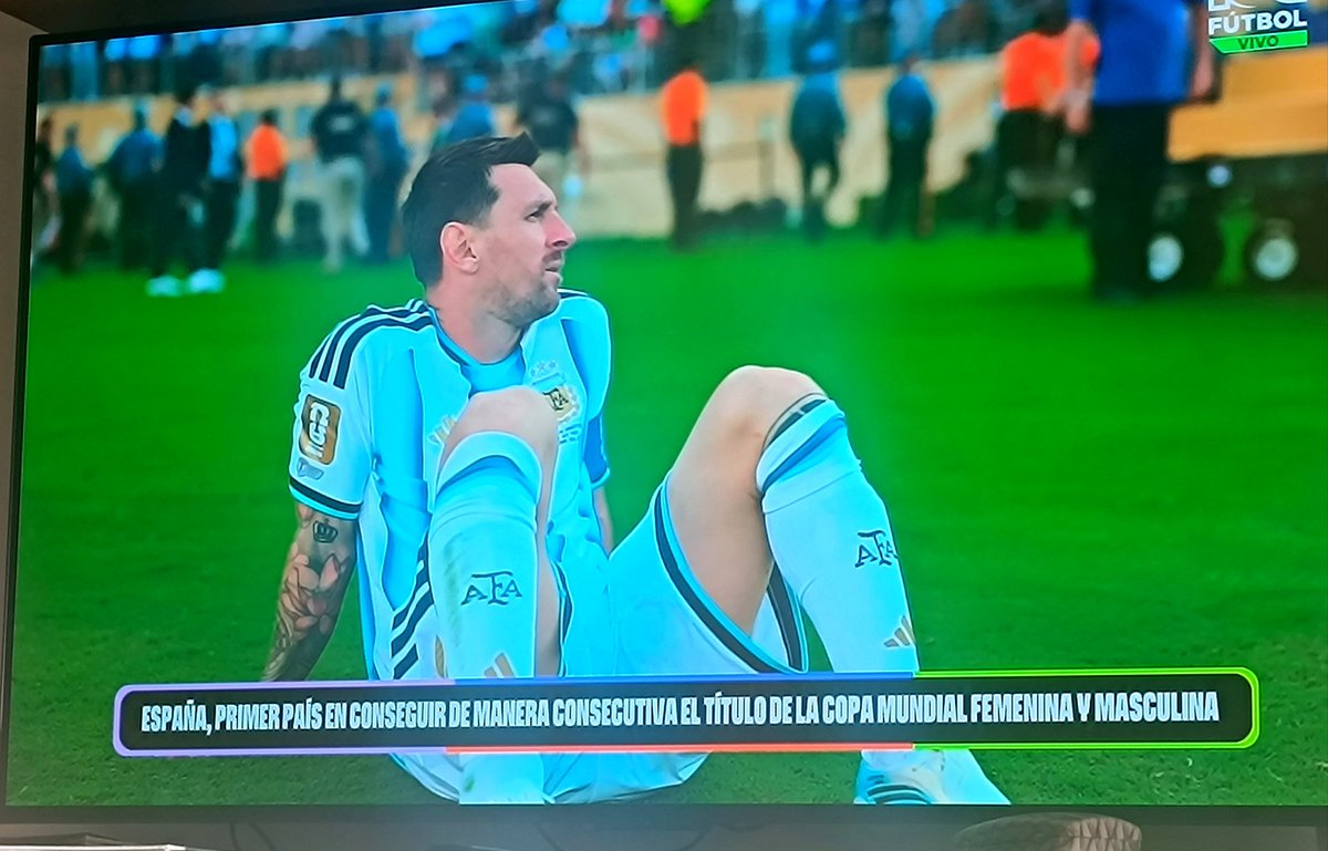 sobeidalvf's tweet photo. Gracias!! 👏🏽🙌🏽por demostrarnos que el fútbol es más que un juego.... pasión, emoción, humildad......Ché que recopado estuvo tu paso por estos años del ⚽🇦🇷✨ #ArgentinaVsEspaña #MundialDelFútbol2026 #Fıfaworldcup2026 #Argentina #lionelmessi #10 ⚽🇦🇷👏🏽🙌🏽 https://t.co/imHm2yZs5L