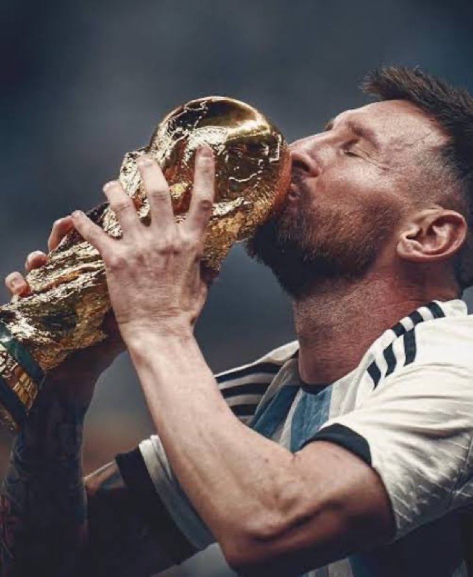 gordopremier_'s tweet photo. Fui un privilegiado de nacer con el fútbol tan cerca gracias a mi viejo y ser contemporáneo al mejor de la historia, a su largo e insuperable camino y de poder disfrutarlo en cada uno de sus años desde que tengo uso de razón. Me hizo amar este deporte y fue el principal motivo por el cual me empecé a sentar solo en frente de un televisor. Messi es el fútbol y el fútbol es gran parte de mi vida, por eso Messi es mi vida.

Fue un viaje increible. No habrá otro mejor. Algún día estaré contandole a mis hijos y nietos de vos, con muchisimo orgullo de poder compartir tu grandeza tanto adentro como afuera de la cancha y de todas las alegrias que me hiciste vivir. 

Gracias por enamorarme del fútbol y por ser la bandera de un país. La persona más humilde que vimos es el más grande de todos los tiempos. Nunca lo dejaste de intentar y ese es el mensaje que más me quedó. Te amo.