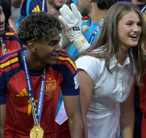 gxldeadam's tweet photo. Lamine ha ganado un mundial pero dormira en el sofa https://t.co/ptJWIAdfQs
