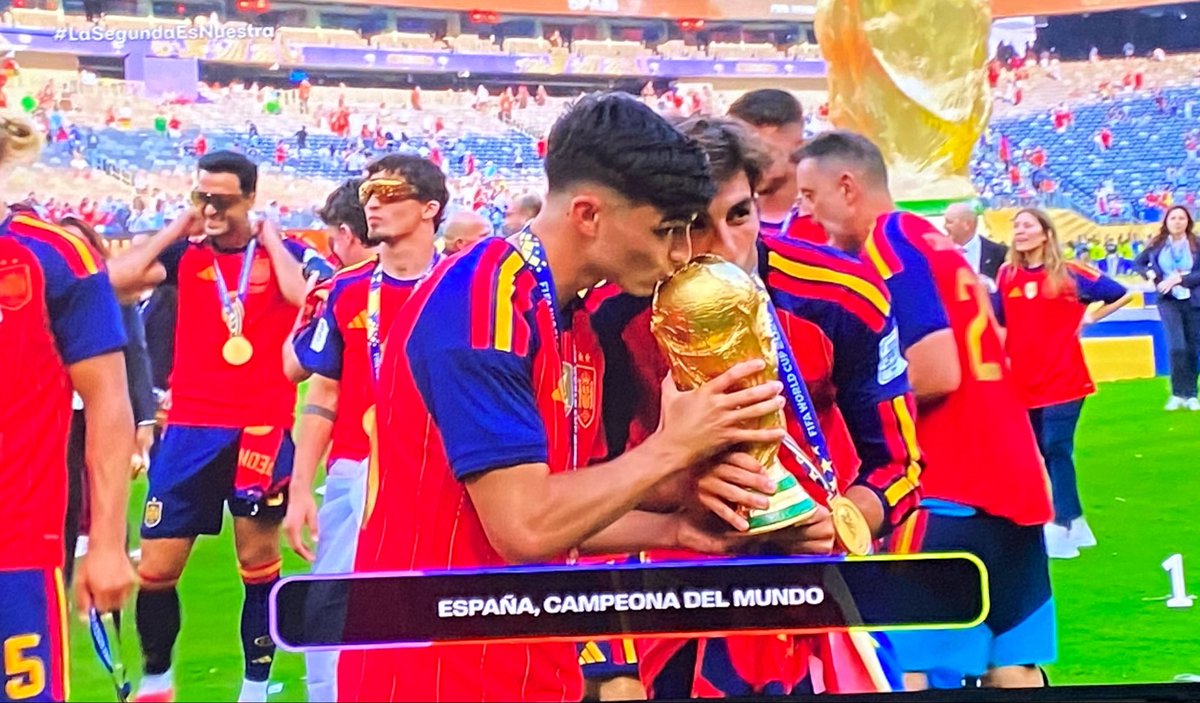 blaugrrani's tweet photo. TENEMOS FOTO DE FERRAN Y PEDRI BESANDO LA COPA CALLAOS TODOS https://t.co/ftmWNd4OaT