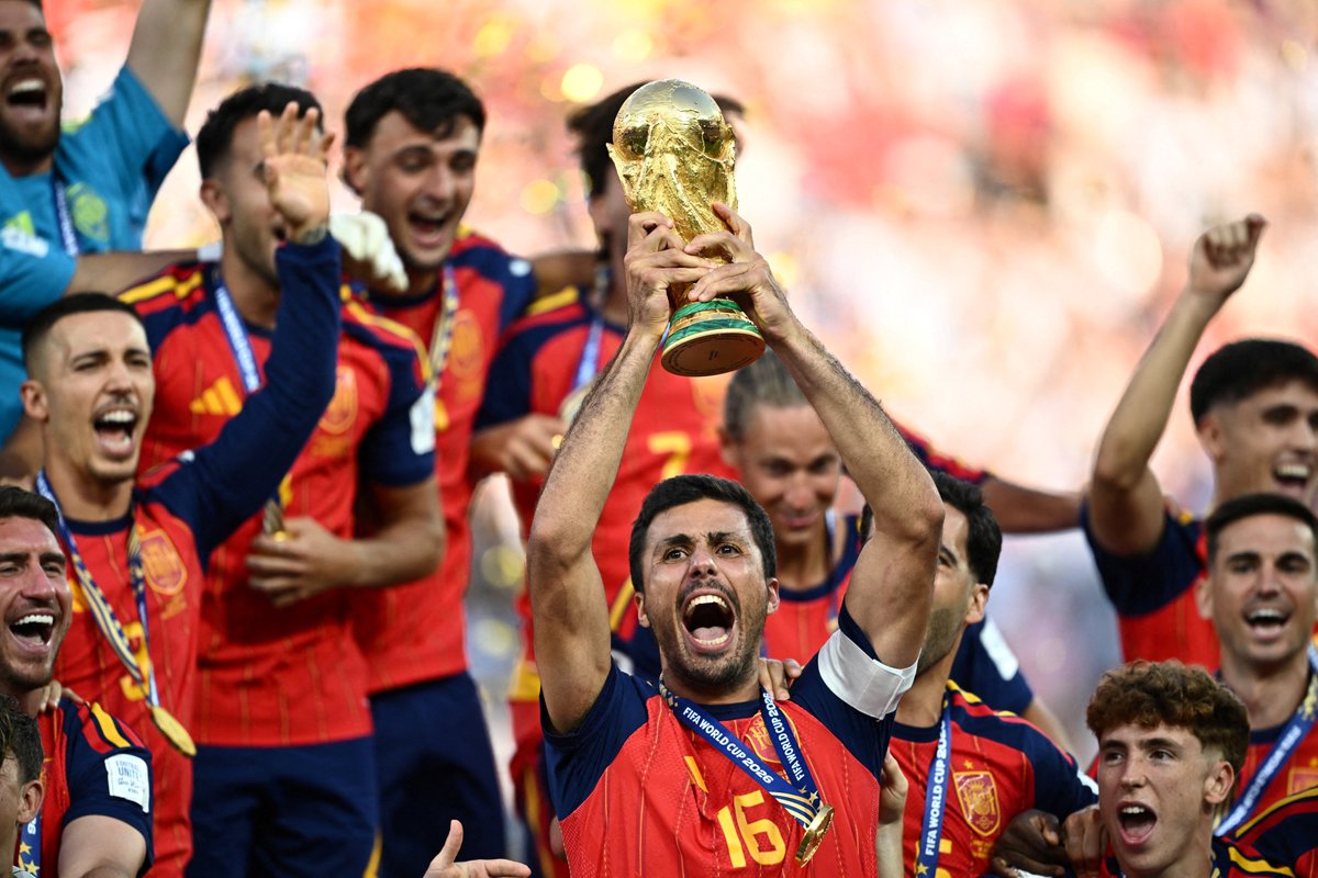Underdog's tweet photo. Spain's defense this World Cup

Cristiano Ronaldo: 2 shots on target, 0 goals, 0 assists
Kylian Mbappé: 0 shots on target, 0 goals, 0 assists
Messi: 0 shots on target, 0 goals, 0 assists

Defensive clinic 🇪🇸 https://t.co/5zj5gAeiFr