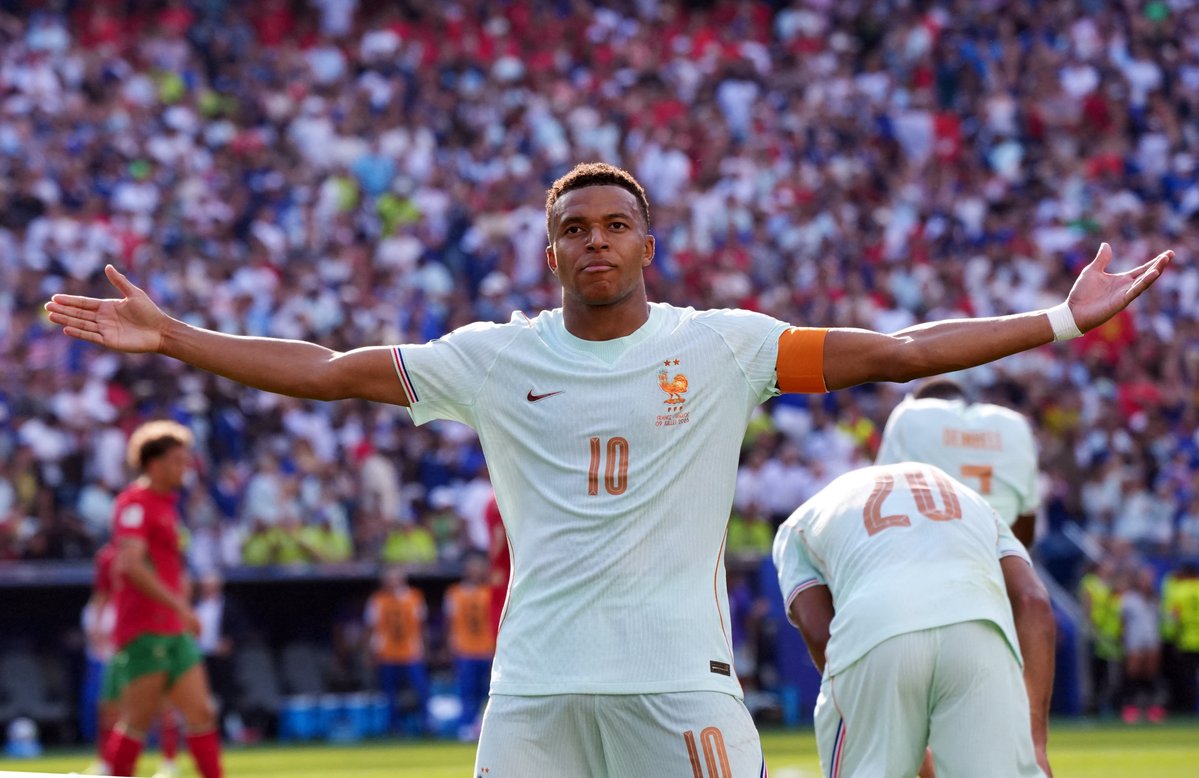 Underdog's tweet photo. Kylian Mbappé wins the 2026 World Cup Golden Boot with 10 goals this campaign

He also set the World Cup record for the most goals scored at the competition all-time (22) and is the first player ever to win the award twice https://t.co/rCS4jV80fF