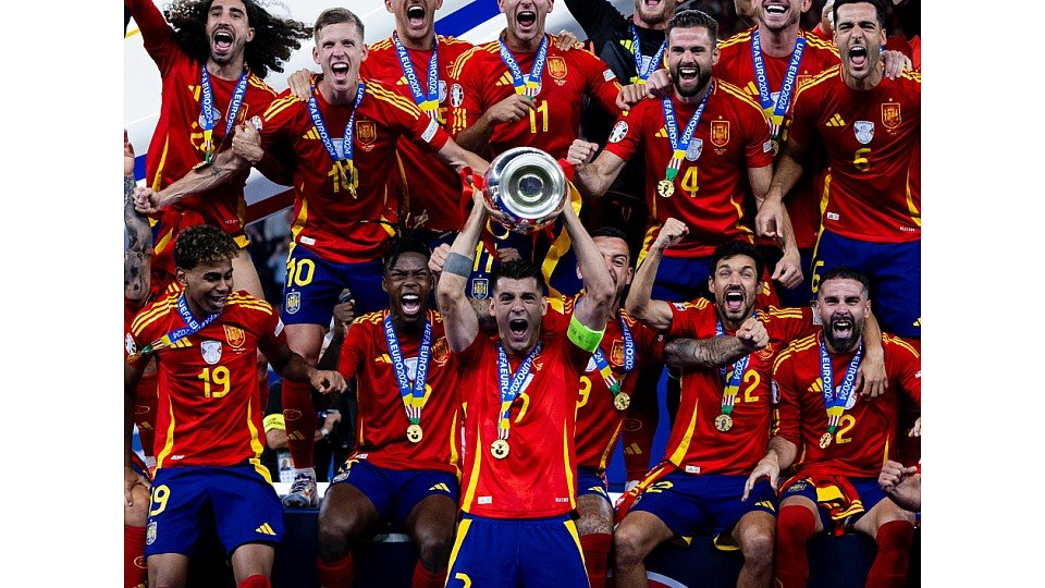 Norihouse's tweet photo. Campeones de la Euro24 con Grimaldo, Cucurella, Pedri, Baena, Ferrán, Lamine, Fermín...
Y CAMPEONES DEL MUNDO 26
De los 26 convocados para el Mundial, a 18 ya los había entrenado en categorías inferiores:
DE LA FUENTE
⭐️⭐️ https://t.co/zX7oTfWGmr