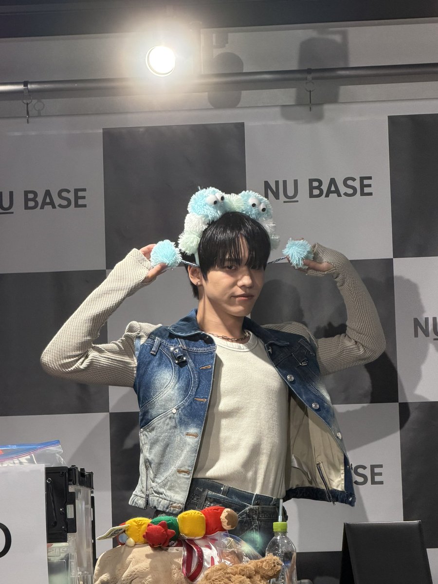 onf_tama12's tweet photo. 20260719 大阪タワレコイベント
ユニットA サイン会

衣装が肩幅強調？されてて思わず「めっちゃ細い‥」って言葉が出た
「もっと筋トレします」って言ってくれたけどそうじゃなくてさすがアイドルやなと感心しただけなのでそのままでいいですよ🐿️

#온앤오프 #ONF #オネノプ https://t.co/ensaQe98lk
