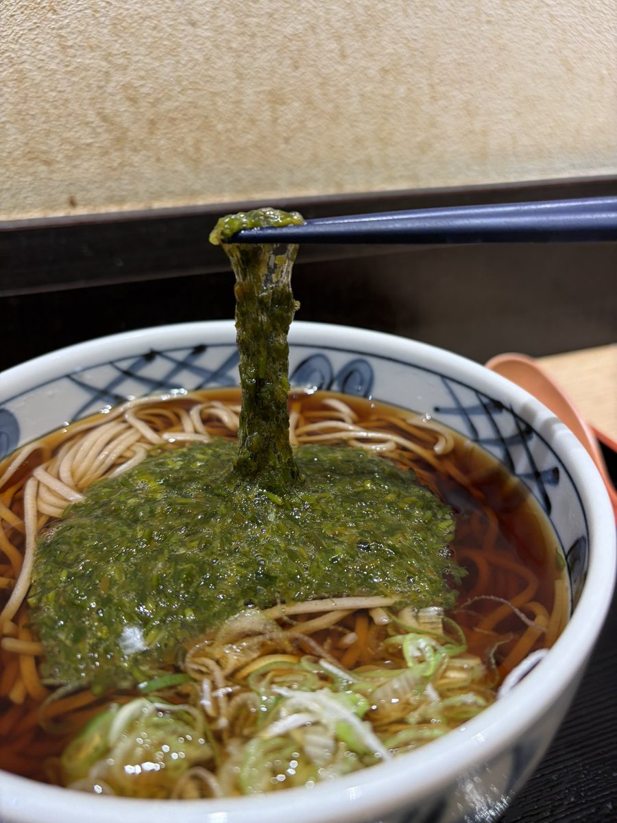 Williamteru's tweet photo. 秋田駅で、リゾートしらかみに乗る前に腹ごしらえ。
秋田名物のギバサ入りそばをいただきました。
シャキシャキとした食感がアクセントになっていて美味しい。
これからの車窓旅も楽しみ。 https://t.co/aQRgDtrh3F