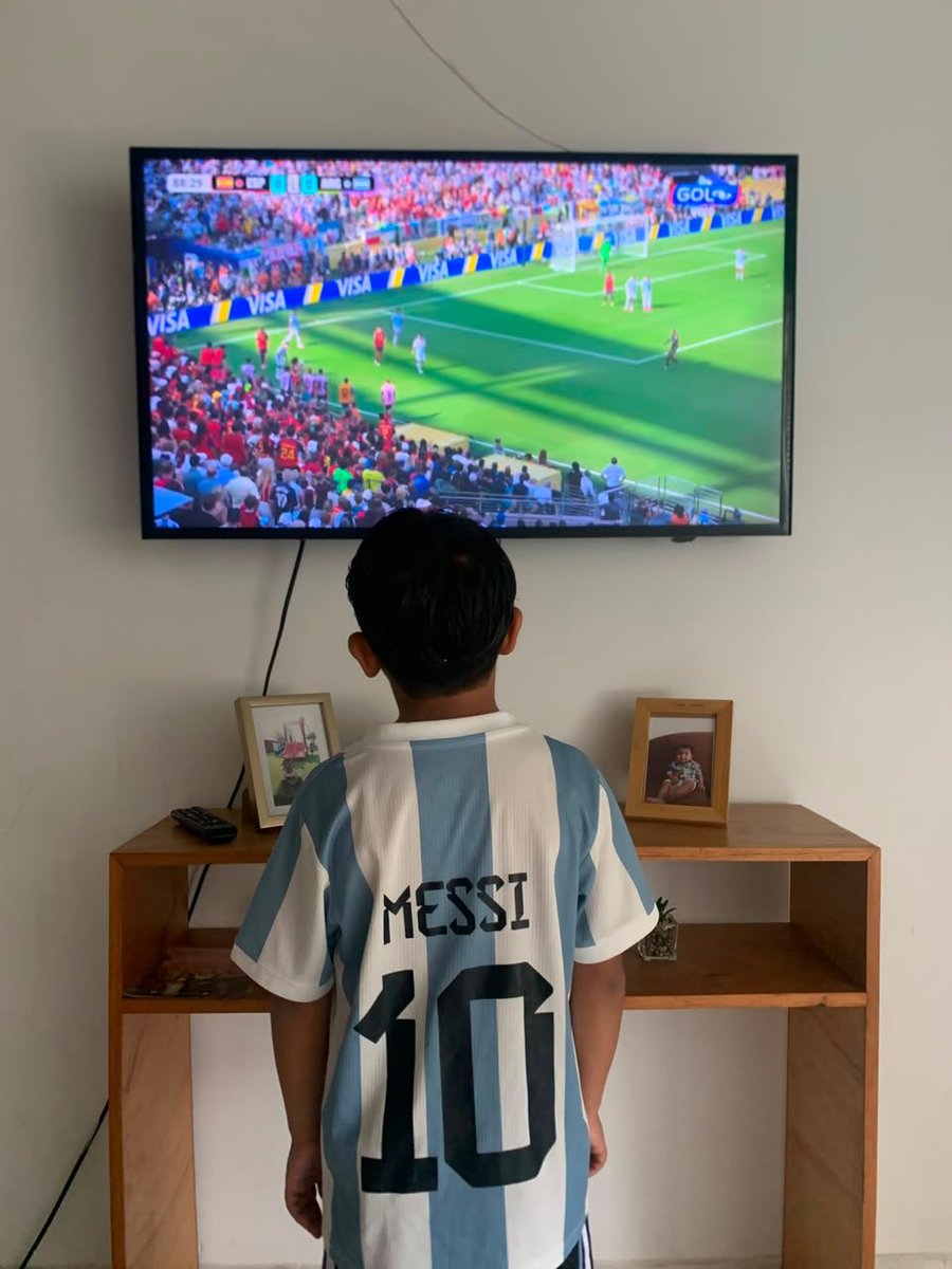AndresBM29's tweet photo. La mayor derrota no es ver triunfar a otro, sino pasar la vida esperando que fracase.
Que el éxito ajeno te inspire, no te amargue. Esa es una lección que sirve mucho más allá del fútbol. https://t.co/gpmS1BXvsh