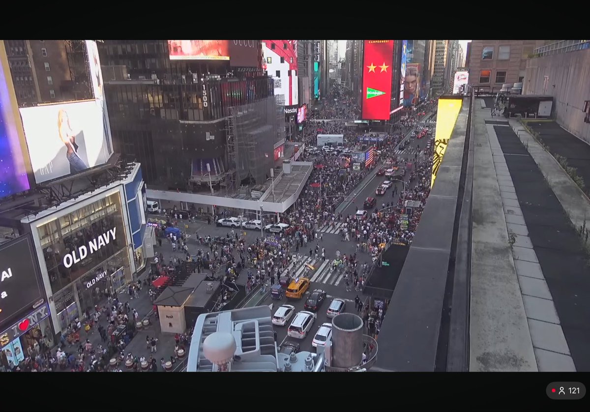 Richimol_'s tweet photo. El Corte Inglés presente en Time Square (NY City) @elcorteingles 
https://t.co/CJXQLcuSDP https://t.co/DsrTUtNQy9