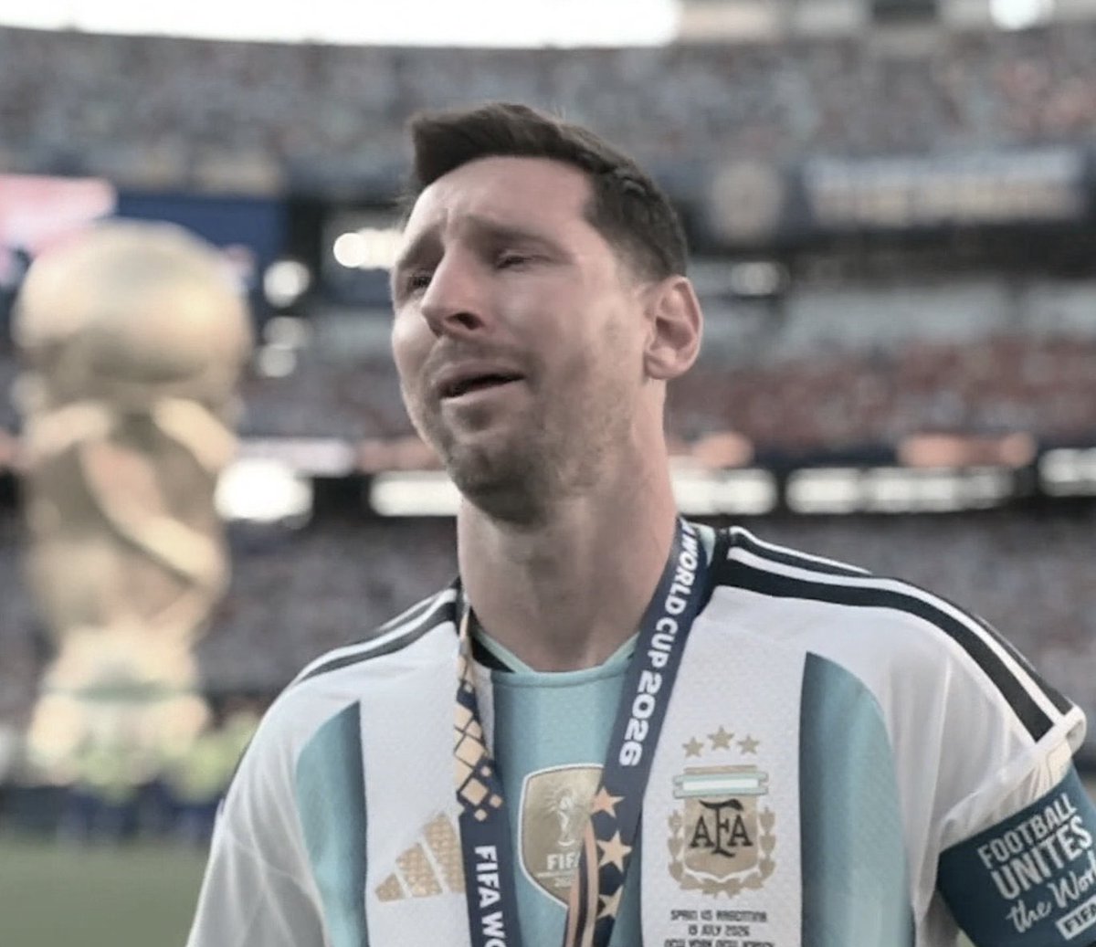 ErrorArbitralTR's tweet photo. Yo también me puse triste cuando Messi perdió la final ante Alemania o las dos finales ante Chile. Incluso lo entendí cuando salió a denunciar un complot a favor de Brasil.

Pero cuando las ayudas fueron para su lado, cuando Argentina recibía penales regalados y expulsaban a sus rivales, él hizo la vista a un lado y decidió callar.

No me alegra que termine llorando al volver a perder una final, pero, lamentablemente, es el final que se merece quien se entrega a la corrupción. Lo siento, Messi, pero tú decidiste estar de ese lado y a quien hierro mata a hierro muere, como diría mi abuelita.