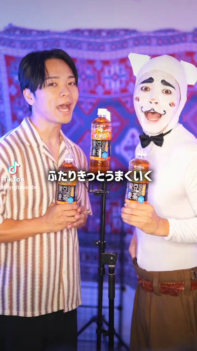 fumi_raber's tweet photo. ハピマッチバトル本日最終日！✨
6.9万回再生でスタート！🔥
再生数、伸ばせるだけ伸ばそう！💪

財部さんが、ペットボトルに扮し一人二役でデュオバトル参加中です！
まだ見てない方も、是非見てみて！🤩
https://t.co/hvq5Cz5Q5X

#財部りょうじ
#財部亮治
#ハピマッチ黒豆麦茶
#健康ミネラルむぎ茶 https://t.co/Gr9vS2DKrq