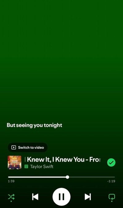 TSwiftUpdatesIT's tweet photo. I canvas di Spotify di ‘I Knew It, I Knew You’ e ‘Blank Space’ di Taylor Swift su Spotify, presentano uno sfondo verde, viola e rosso. https://t.co/r02oAdE3YF