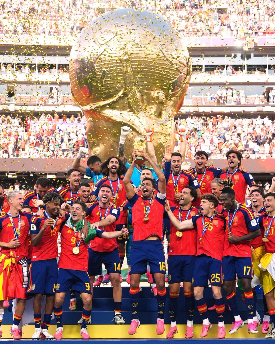 Astro_SaraG's tweet photo. ⭐⭐ Hay muchas maneras de conquistar las estrellas, pero con un equipazo unido todo es más fácil. Enhorabuena, chicos. ¡Ya tenemos dos! 

#FifaWorldCup #Campeones #España https://t.co/UF0YRrr3Y6
