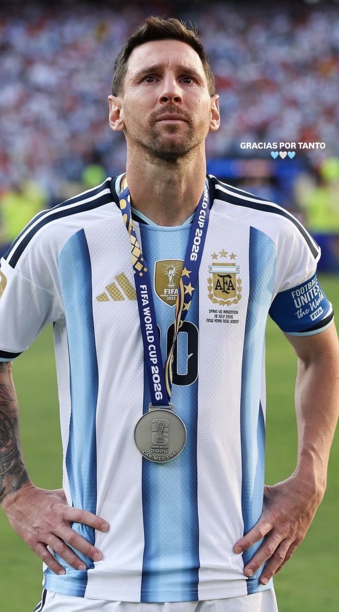 CiroMRottoli's tweet photo. Al mejor de la historia 
Gracias, gracias, infinitas gracias 
Leo Messi 💙🤍💙 https://t.co/O2LavVa3wB