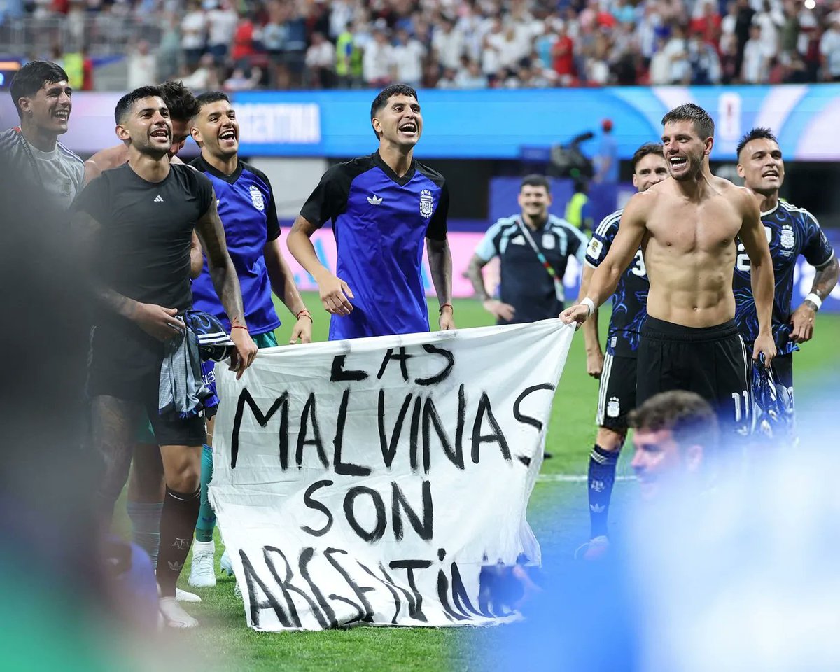PCRargentina's tweet photo. Gracias, Selección ❤️🇦🇷

Una vez más nos hicieron sentir orgullosos de ser argentinos. Nos llevaron a una nueva final del mundo, la tercera en los últimos cuatro Mundiales, representando a nuestro pueblo con fútbol, inteligencia, humildad y un espíritu colectivo que quedará como ejemplo para las generaciones que vienen.

Y hubo un momento que trascendió el deporte. Frente a Inglaterra, con millones de personas mirando en todo el planeta, nuestros jugadores levantaron la bandera que afirma una verdad irrenunciable: las Malvinas son argentinas. Ese gesto recorrió el mundo y despertó un fuerte interés internacional por nuestra causa, reflejado en el crecimiento exponencial de las búsquedas sobre las Islas Malvinas en Google. En el escenario deportivo más importante del planeta, la Selección volvió a poner nuestro reclamo de soberanía frente a los ojos del mundo.

Esta vez tocó caer ante España. Pero aun con un jugador menos, Argentina volvió a demostrar el carácter de este equipo: sostuvo el empate durante gran parte de la prórroga con inteligencia, sacrificio y un compromiso conmovedor de todo el equipo. Nunca dejó de competir, nunca dejó de creer.

Bajo la direccion técnica de Scaloni y la capitanía de Lionel Messi, el mejor jugador del mundo, que a sus 39 años deja un legado difícil de igualar, esta Selección volvió a marcar una época. Porque además de títulos deja una forma de entender el fútbol: poner el talento al servicio del equipo, aprender de cada dificultad y representar al país con dignidad.

Se abre una nueva etapa. Cambiarán los nombres, aparecerán nuevos desafíos, pero queda una base enorme construida durante estos años. Y si algo nos enseñó esta Selección es que siempre hay que ir por más. Con el corazón, dándolo todo, unidos por la Patria.

¡Aguante Argentina! 🇦🇷