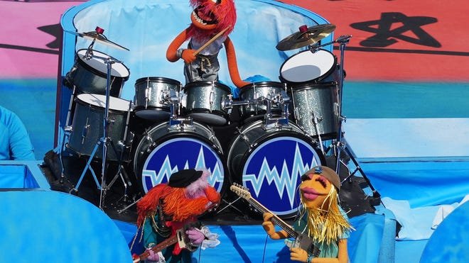Miguelangeltwit's tweet photo. Lo mejor final de la FIFA fue Laura Pausini y los Muppets. https://t.co/boqNfjRWNb