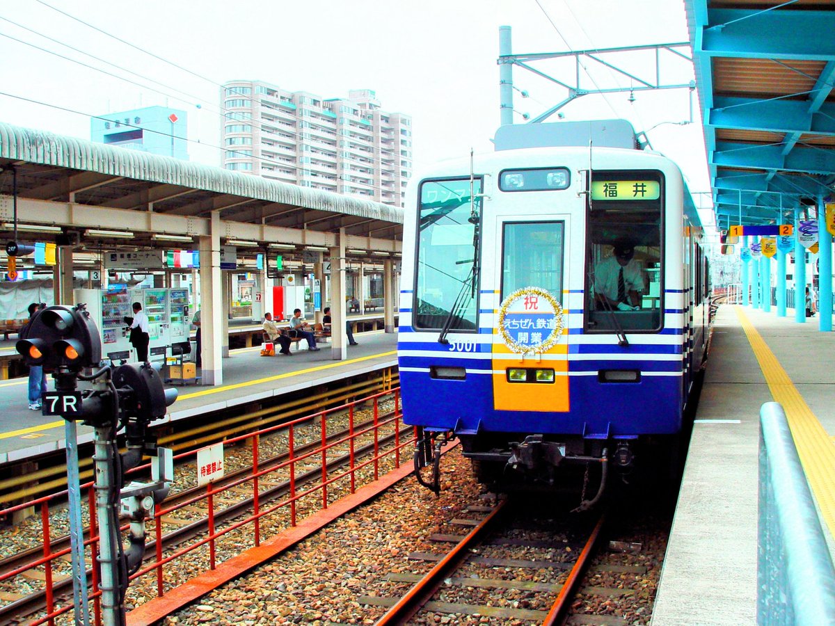 gj5lSm7sYCsZlZP's tweet photo. 23年前の今日は。

えちぜん鉄道が福井ー永平寺口駅間と、福井ー西長田駅間が部分開業した日！

電車部分開業したと同時に、電車代替バスが区間短縮した日でもあり、永平寺口駅前行となった。

奥には京福3000形もちゃんとえちぜん仕様に防護無線アンテナ追加工事まで受けてたのに使われる事なく廃車。 https://t.co/daMGoym7ZB