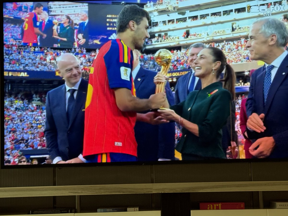 lopezdoriga's tweet photo. La presidenta @claudiashein entrega a Rodri el balón de oro. https://t.co/IRuX0OE90R